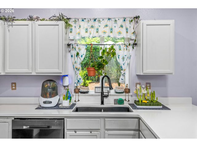 6074 PEBBLE Ct, Springfield, OR 97478