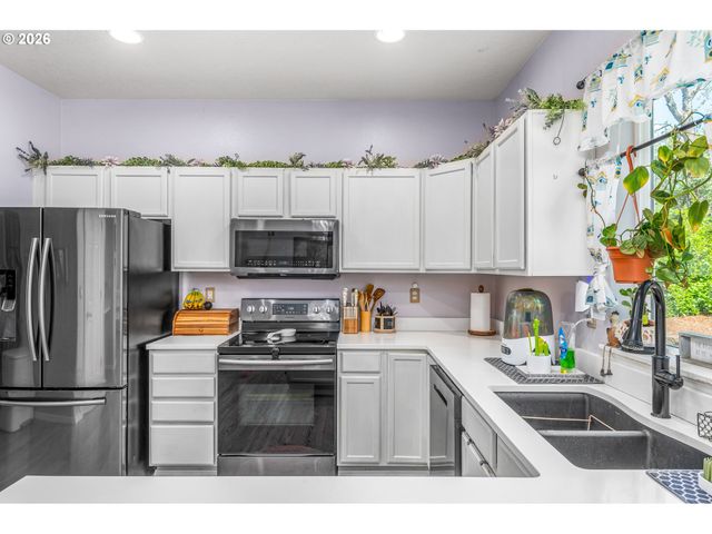 6074 PEBBLE Ct, Springfield, OR 97478