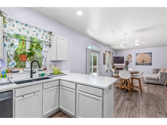 6074 PEBBLE Ct, Springfield, OR 97478