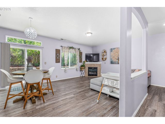 6074 PEBBLE Ct, Springfield, OR 97478