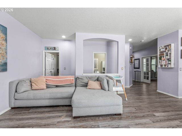 6074 PEBBLE Ct, Springfield, OR 97478