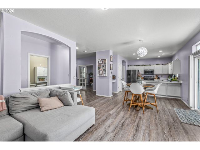 6074 PEBBLE Ct, Springfield, OR 97478