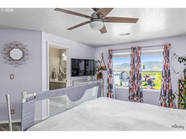 6074 PEBBLE Ct, Springfield, OR 97478