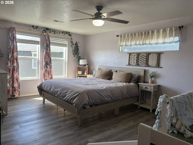 6074 PEBBLE Ct, Springfield, OR 97478