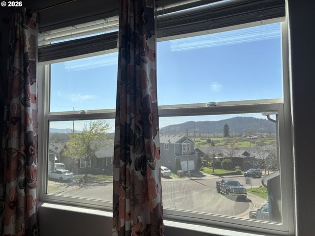 6074 PEBBLE Ct, Springfield, OR 97478