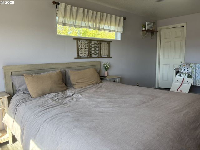 6074 PEBBLE Ct, Springfield, OR 97478