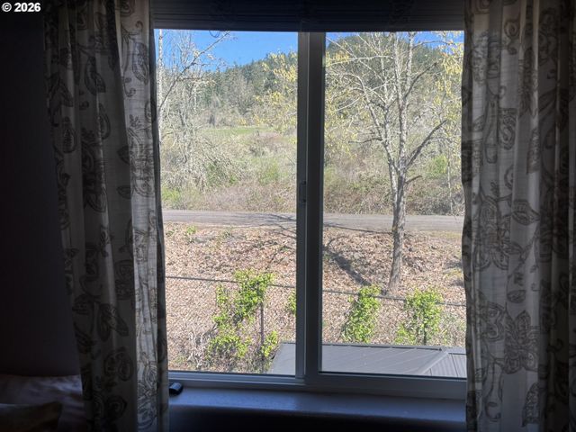 6074 PEBBLE Ct, Springfield, OR 97478