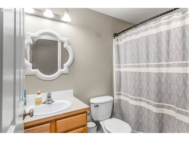 6074 PEBBLE Ct, Springfield, OR 97478