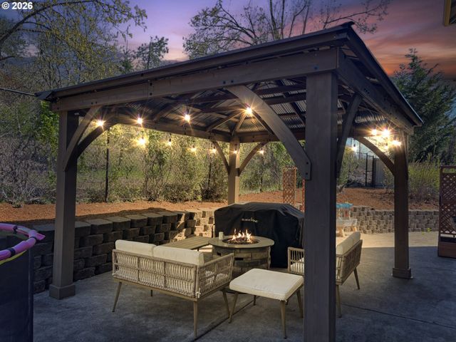 6074 PEBBLE Ct, Springfield, OR 97478