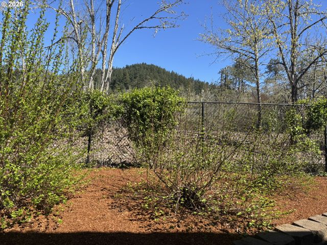 6074 PEBBLE Ct, Springfield, OR 97478