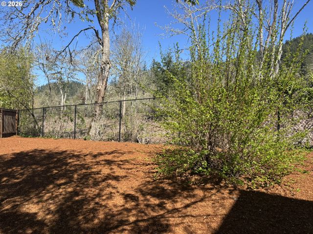 6074 PEBBLE Ct, Springfield, OR 97478