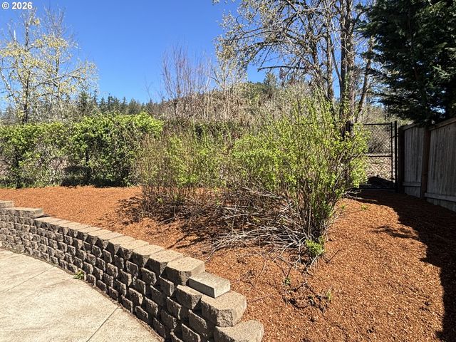 6074 PEBBLE Ct, Springfield, OR 97478