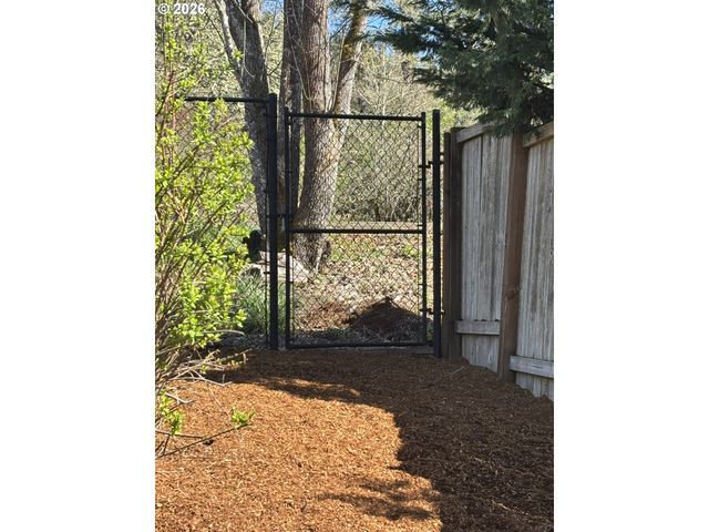 6074 PEBBLE Ct, Springfield, OR 97478