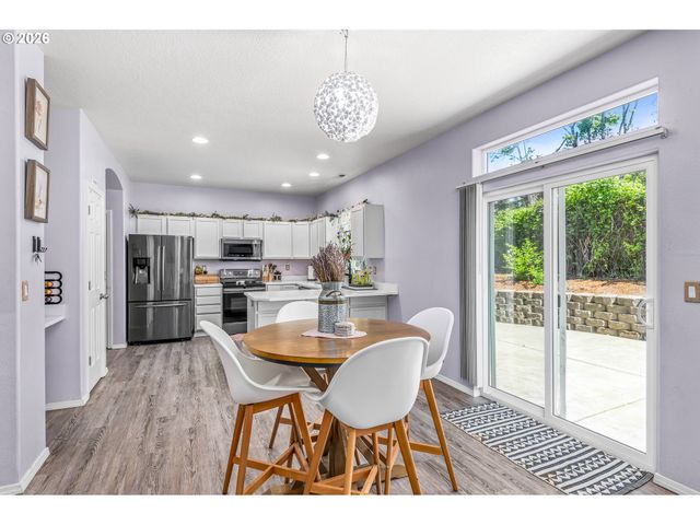 6074 PEBBLE Ct, Springfield, OR 97478