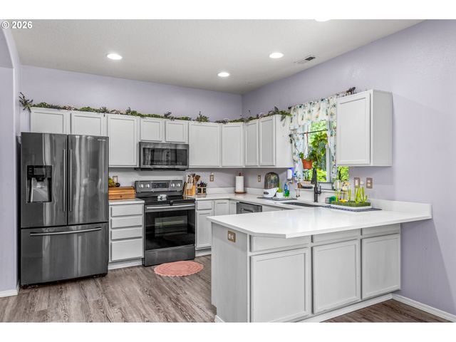 6074 PEBBLE Ct, Springfield, OR 97478