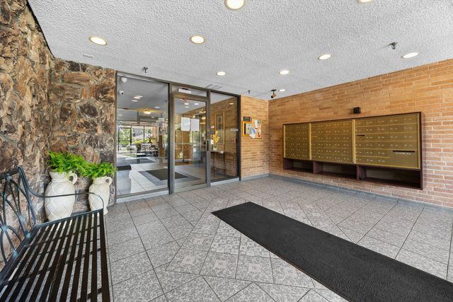 1727 W CRYSTAL Lane 403, Mount Prospect, IL 60056