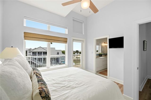 38 Mazatlan Dr, Rockport, TX 78382