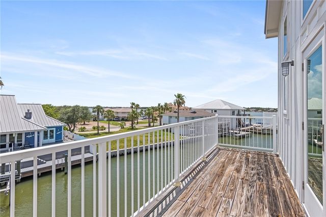 38 Mazatlan Dr, Rockport, TX 78382