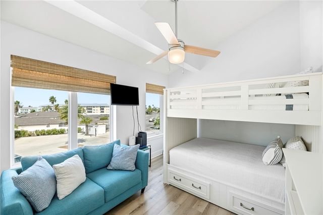 38 Mazatlan Dr, Rockport, TX 78382