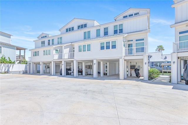 38 Mazatlan Dr, Rockport, TX 78382