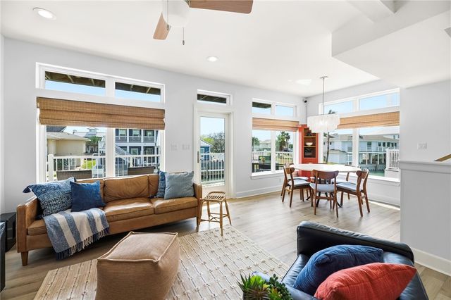 38 Mazatlan Dr, Rockport, TX 78382