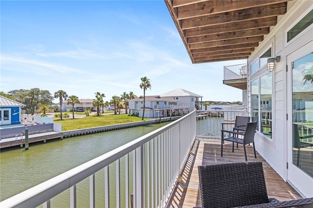 38 Mazatlan Dr, Rockport, TX 78382