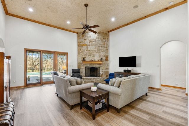 712 S Sugartree Drive, Lipan, TX 76462