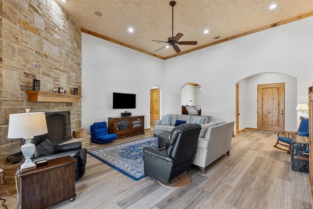 712 S Sugartree Drive, Lipan, TX 76462