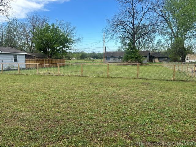 1106 N Sherman Avenue, Okmulgee, OK 74447