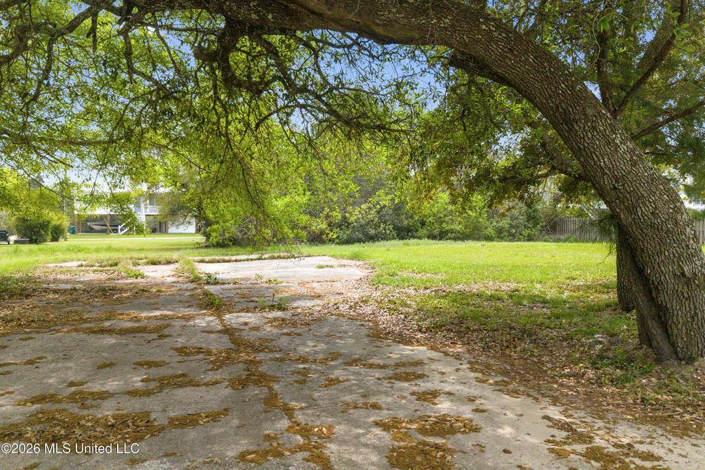 427 Sears Avenue, Waveland, MS 39576