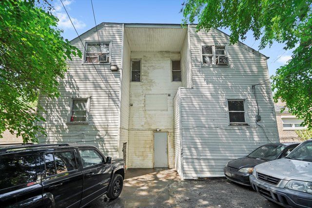 8239 S Colfax Avenue, Chicago, IL 60617