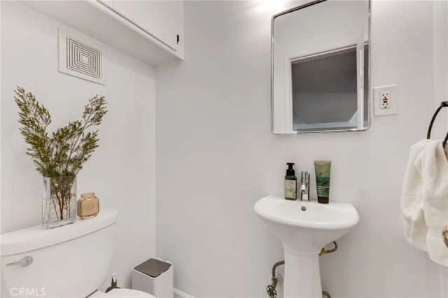 14238 Dickens Street 3, Sherman Oaks, CA 91423