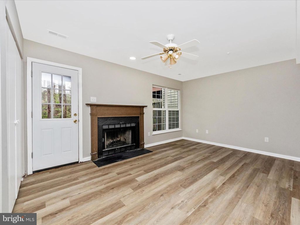 Image 4 of property listing at 2242 COMMISSARY CIR, Odenton, MD 21113