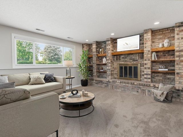 7926 Chesshire Lane N, Maple Grove, MN 55311