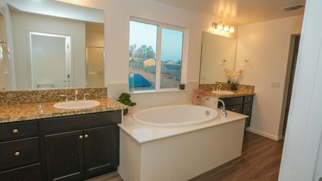 6675 Berkeley Ave E, Fresno, CA 93727