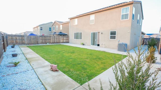 6675 Berkeley Ave E, Fresno, CA 93727
