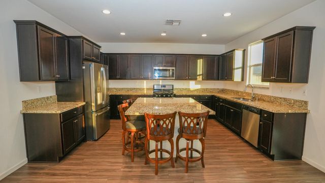 6675 Berkeley Ave E, Fresno, CA 93727