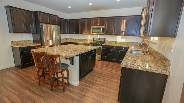 6675 Berkeley Ave E, Fresno, CA 93727