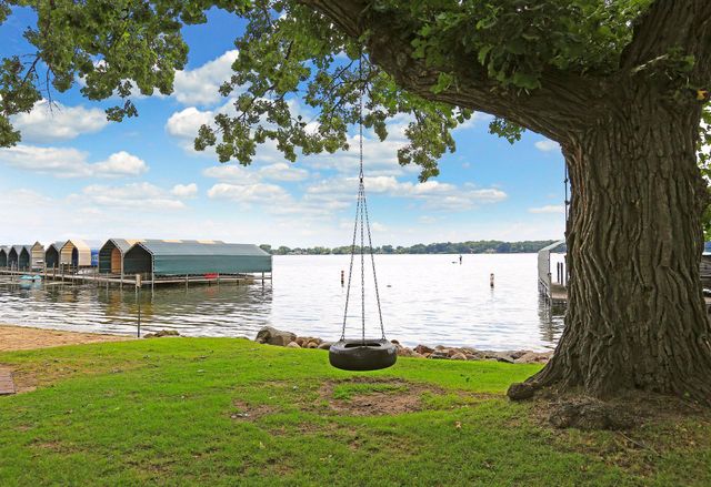2308 Huntington Point Road E, Wayzata, MN 55391