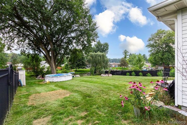 11586 Norway Drive, Hartland, MI 48353