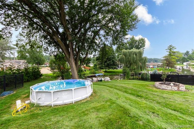 11586 Norway Drive, Hartland, MI 48353