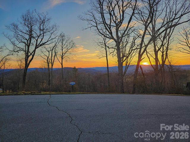 214 Summerset Drive, Hendersonville, NC 28792