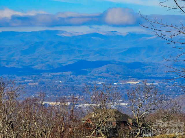 214 Summerset Drive, Hendersonville, NC 28792