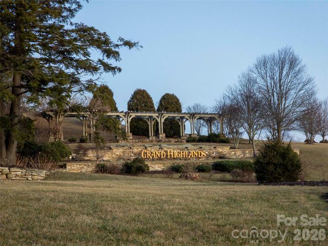 214 Summerset Drive, Hendersonville, NC 28792