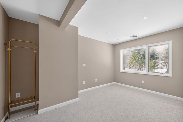 39 Neillian St 39, Bedford, MA 01730