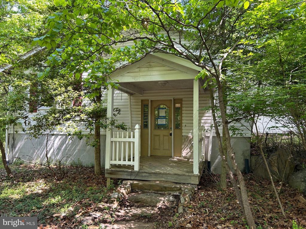 751 JOHNNYCAKE LN, Harpers Ferry, WV 25425
