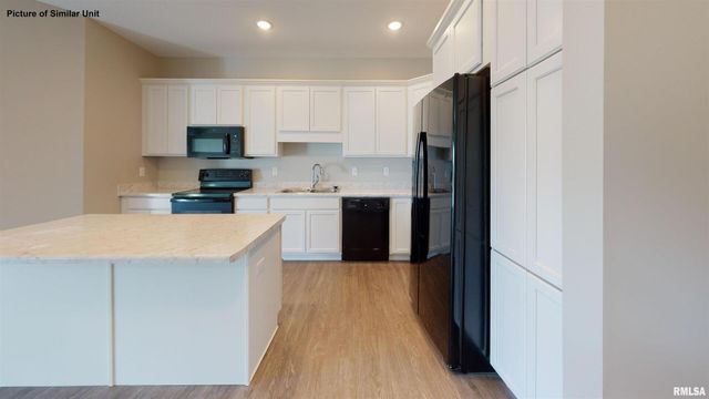 2592 MIDDLE Road 206, Bettendorf, IA 52722