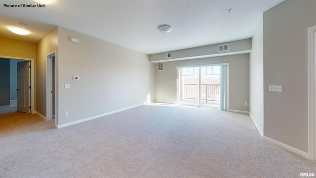 2592 MIDDLE Road 206, Bettendorf, IA 52722