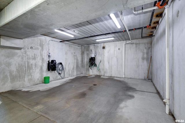 2592 MIDDLE Road 206, Bettendorf, IA 52722