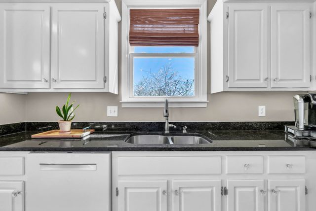 930 Doe Run Ct, Adams, TN 37010